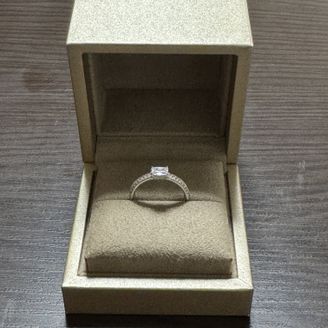 【和光ブライダルブティックギンザ】の口コミ センターにアショカダイヤモンドをセットし、周囲には32個のメレダイヤが...