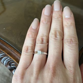 【ROYAL ASSCHER(ロイヤル・アッシャー)】の口コミ シンプルかつ、クラシックな物を希望しておりました。一粒ダイヤで、流行に...