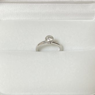 【OK9(オーケーナイン)】の口コミ デザインは1粒ダイヤのソリティアですが、ダイヤの周りにミルグレインを入...