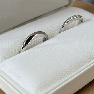 【OK9(オーケーナイン)】の口コミ ウェーブデザインにして、正面に見える面に小さいダイヤを並べました。シン...