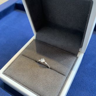 【COCKTAIL(カクテル)】の口コミ 婚約指輪のおすすめポイントは、シンプルでありながらエレガントなデザイン...