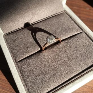 【COCKTAIL(カクテル)】の口コミ 価格とデザイン
シンプルすぎないデザインでリングにワンポイントで小さい...