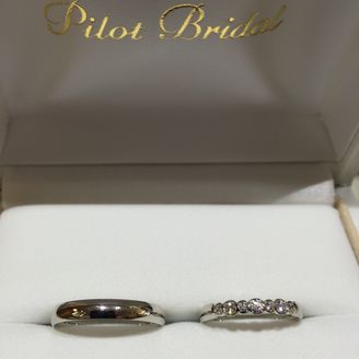 【PILOT BRIDAL(パイロットブライダル)】の口コミ 女性用はダイヤモンドがいっぱいでキラキラで可愛かったです。男性用は彼の...