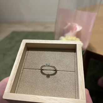 【YUKA HOJO(ユカホウジョウ)】の口コミ 横から見るとりんごの形をしていてとてもかわいい。箱が木で作られており、...