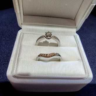 【LOVE NOTES】の口コミ 婚約指輪について細身ではありますが、プラチナで耐久性もあり、安心して着...