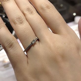 【AHKAH(アーカー)】の口コミ 日常でも外出時に重ね付けをしたいと思っていたので、センターダイヤがあま...