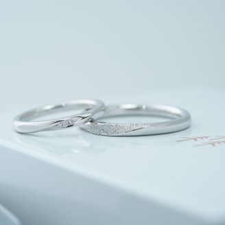 【THREE TREES(スリーツリーズ)】の口コミ 指輪のデザインは、毎日つける結婚指輪なのでどんな服にも馴染みやすいデザ...