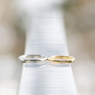 【DONO by AI KOMORI】の口コミ 一部カットが入ったデザインで、とてもおしゃれです。ダイヤも２つ入ってい...