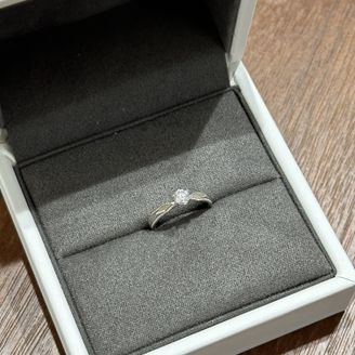 【ECRIN(エクラン)】の口コミ 長時間着用していても違和感がない着用感。
周りのミル打ちデザインと鏡面...