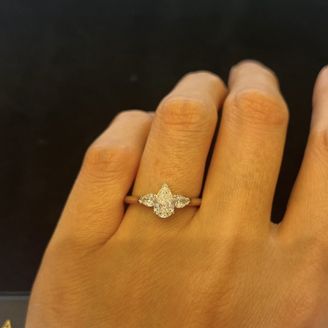 【グラフ(GRAFF)】の口コミ シンプルで他にないデザインで、グラフは大ぶりでゴージャスな指輪が多い中...