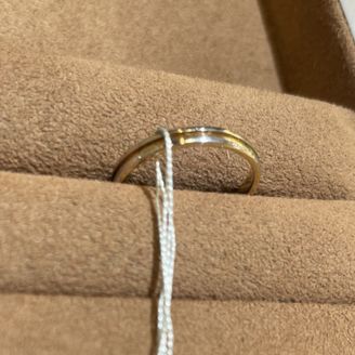 【Honey Bride(ハニーブライド)】の口コミ プラチナとゴールドがシンプルに混ざっているこのデザインが珍しくて気に入...