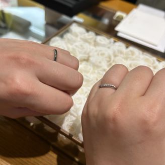 【1122 iifuufu bridal(いい夫婦ブライダル)】の口コミ 女性側の私の指が太いのですが、まっすぐなデザインではなくすこしウェーブ...