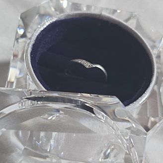 【4℃ BRIDAL(ヨンドシーブライダル)】の口コミ V字カットが指を綺麗にみせてくれます。
指や手の形に囚われることない形...