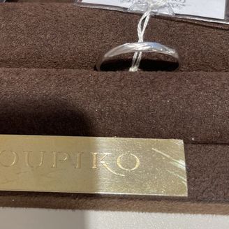 【towa et toi(トワエトワ)】の口コミ 斜めデザインの指輪で、プラチナです。装着すると遠目から見るとシンプルな...