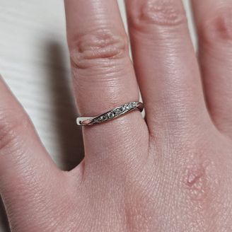 【HOSHI no SUNA 星の砂(ほしのすな)】の口コミ 女性の指輪は、デザインがシンプルでありながら、小さなダイヤモンドが曲線...