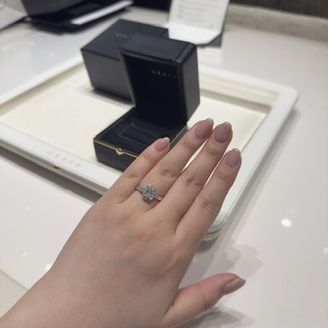 【グラフ(GRAFF)】の口コミ ボリュームがあるので、遠目に見てもキラキラです。オーバルリングはアーム...