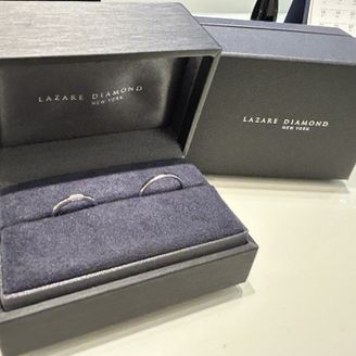 【ラザール ダイヤモンド【取扱店販売】】の口コミ 正面と側面３つずつ全部で9つのダイヤモンド。デザインもシンプル過ぎず、...