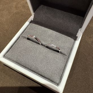 【トリニティ(Trinity)】の口コミ 試着していく中で、ストレートなデザインよりS字のデザインが気に入ったの...