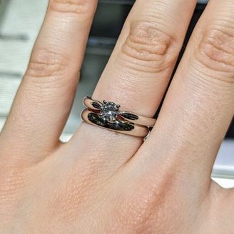 【ヴァン クリーフ＆アーペル(Van Cleef & Arpels)】の口コミ シンプルなソリテールリングです。アームがセンターダイヤに向けて細くなっ...