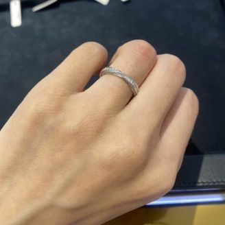 【グラフ(GRAFF)】の口コミ とにかくダイヤが綺麗でした。
私はデザインはフルエタニティに絞って指輪...