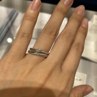 【4℃ BRIDAL(ヨンドシーブライダル)】の口コミ 左下りのダイヤモンドの流れるようなラインが入っているデザインのものを探...