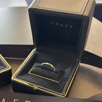 【グラフ(GRAFF)】の口コミ ダイヤモンドが全周に埋め込まれていて非常に綺麗です。
独自のデザイン性...