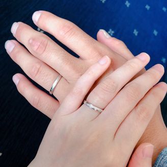 【4℃ BRIDAL(ヨンドシーブライダル)】の口コミ シンプルながらも指に沿うようなやわらかいカーブと、上品に並んだダイヤモ...