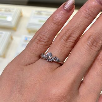 【Mariage ent(マリアージュエント)】の口コミ たくさんのデザインを見せてもらい素敵なものばかりで悩みましたが、指につ...