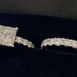 【玉煌(ギョクオウ)】の口コミ 「2カラットのプリンセスカット(真四角)のダイヤモンド」が婚約指輪の理...