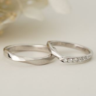 【SUNDANCE BRIDAL】の口コミ リングの形状はそれぞれS字、V字と好みのものをチョイスしつつも、プラチ...