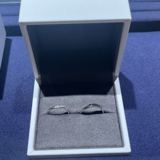 【Flowaves(フロウェーブス)】の口コミ デザインが素敵で、指も綺麗に見えペア感もあり気に入りました。ダイヤモン...