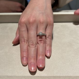 【ブシュロン(BOUCHERON)】の口コミ エレガンスではあるものの、派手過ぎないものを探していました。こちらは、...