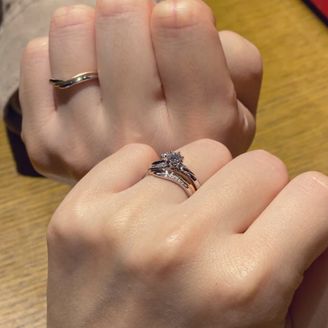 【LOVE NOTES】の口コミ ウェーブ(V字)でエレガントな印象を受けたのと、ピンクゴールドがアクセ...