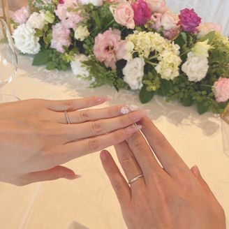 【THE KISS(ザ・キッス)】の口コミ 女性のリングは細身でライン状にストーンがついておりシンプルかつかわいい...