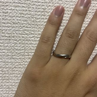【Something Blue(サムシングブルー)】の口コミ 指輪のデザインはシンプルであるもののウェーブがかっており、オシャレに見...