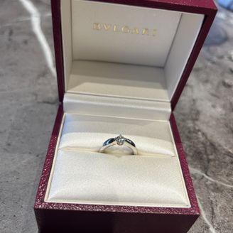 【ブルガリ(BVLGARI)】の口コミ 一見シンプルでどこにでもあるように見えますが、正面からみるとダイアモン...