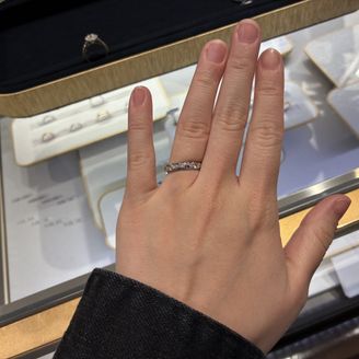 【ショーメ(CHAUMET)】の口コミ ハーフエタニティのような華やかなデザインの指輪を探していました。ショー...