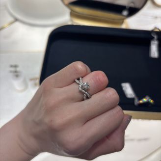 【ショーメ(CHAUMET)】の口コミ ずっと憧れだったジョセフィーヌシリーズを試着しました。
センターダイヤ...