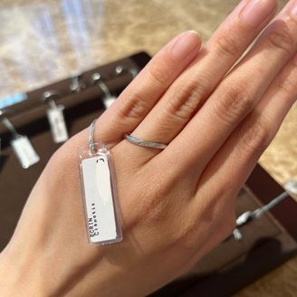 【ECRIN(エクラン)】の口コミ ダイヤの周りがミル打ちされていて、上品ながらも煌びやかで素敵な指輪だと...