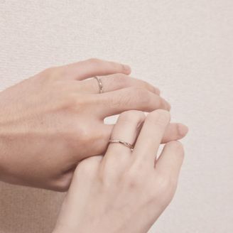 【One&Only(ワンアンドオンリー)】の口コミ 華奢でありつつシンプルで可愛さもあるデザインが魅力的です。
私の指が細...