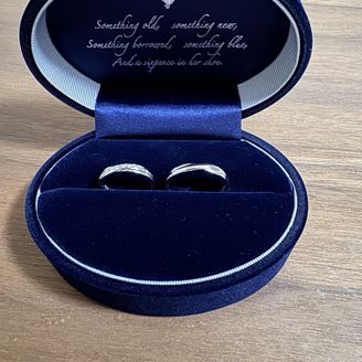 【Something Blue(サムシングブルー)】の口コミ 他にはないデザインで周りの人と被らなそうだと思いました。素材もプラチナ...