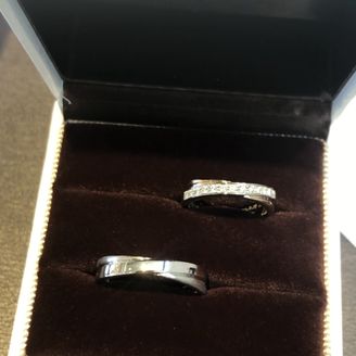【JEWELRY  KAMATA(ジュエリーかまた)】の口コミ クロスしたデザインに一目惚れして、ふたりでこの指輪を選びました。
私は...
