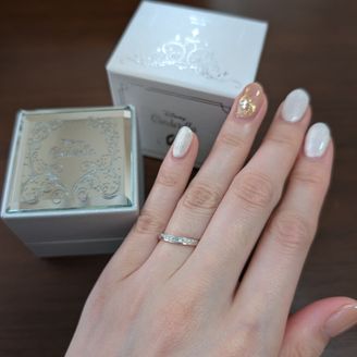 【Disney Cinderella(ディズニー シンデレラ)】の口コミ シンデレラ公式コラボの指輪です。真ん中にブルーダイヤモンドが入っている...