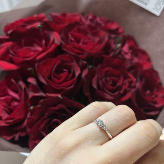 【ジュエリーツツミ(JEWELRY TSUTSUMI)】の口コミ ダイヤモンド1粒ではなく周りに小さなダイヤモンドが添えてあるデザインが...