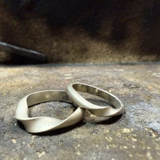 【Smith(工房スミス)札幌店】の口コミ 結婚指輪といえばプラチナというイメージでしたが、18金のシャンパンゴー...