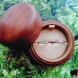 【COLANY(コラニー)】の口コミ りんごの樹をイメージされていています。女性の方は小さなダイヤが入ってい...