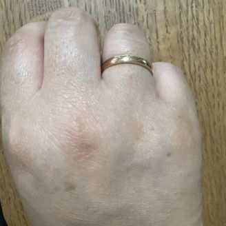 【ROYAL ASSCHER(ロイヤル・アッシャー)】の口コミ 2本目の結婚指輪を探していて、主人も私も仕事柄荷物を持ったりするので丈...