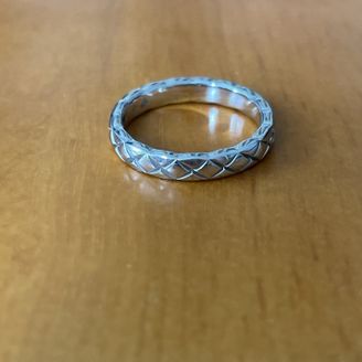 【シャネル(CHANEL)】の口コミ プラチナのココクラッシュデザインです。男性用として購入したのでダイヤは...