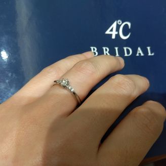 【4℃ BRIDAL(ヨンドシーブライダル)】の口コミ メインのダイヤ（0.3C）の両脇にメレダイヤが２粒ずつのデザインです。...