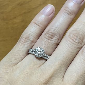 【カオキ　ダイヤモンド専門卸直営店】の口コミ キラキラ輝いていて本当にきれいです。婚約指輪だけでもきれいですが結婚指...